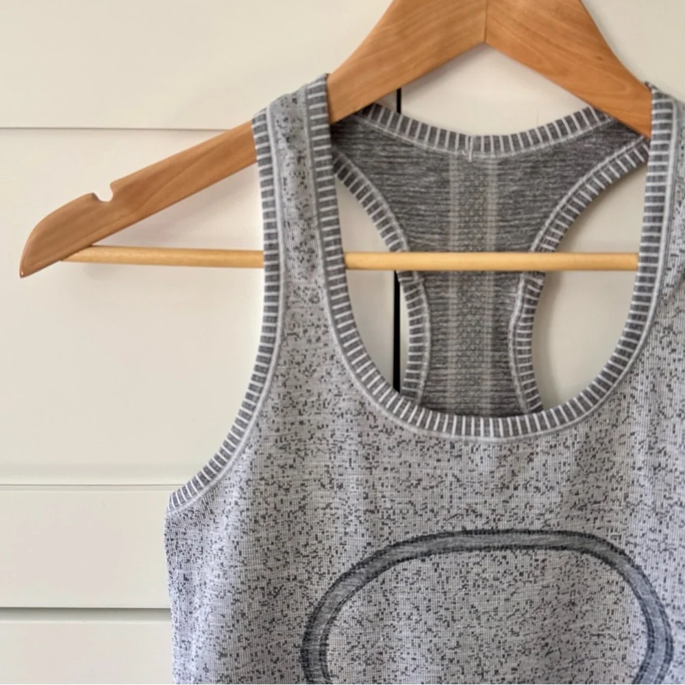 Lululemon Athletica Swiftly Tech Racerback Tank, White / Dark Cast (Ombre) sz. 6